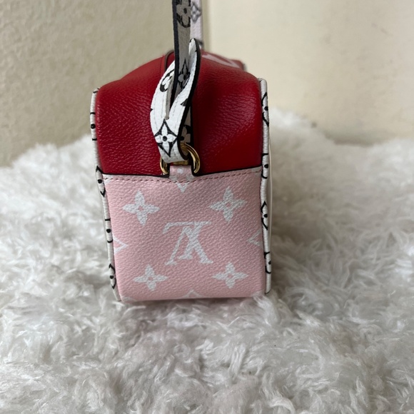 Louis Vuitton Monogram Giant Beach Pouch - Picture 5 of 9